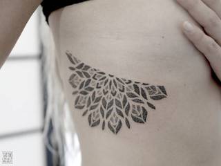 Pół mandali kropkowej pod biustem