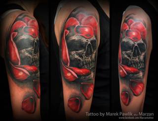 Połączenie ciemnej czaszki i płatków róży na ramieniu.