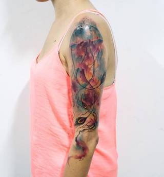 Porażona ludzką głupotą przesiąkam w karty historii z niesmakiem i żalem.