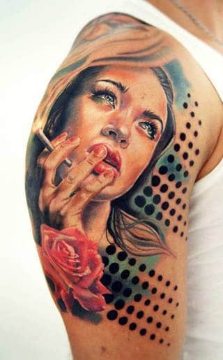 Portret kobiety na ramieniu