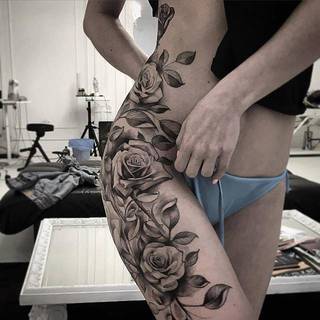 Przepiękny motyw na udzie dla kobiety.