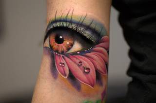 Przepiękny tatuaż: oko i kwiat. Malutkie łzy opadające na płatki. Niesamowite wykonanie.
źródło: trueartists.com