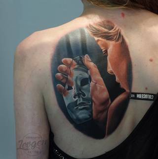 Przywdziewam maskę pośród własnych cieni, by odnaleźć światło.