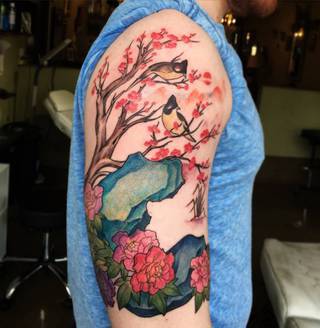 Ptaki komunikujące się ze sobą na różowym drzewie, wykonane na prawym barku i ramieniu.