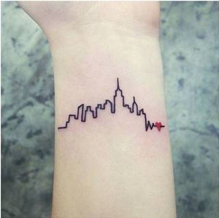 Puls miasta odbija się echem w każdym z nas - warto sobie przypomnieć, co wyznacza rytm naszego życia. 
Zerknij na nadgarstek, sprawdź, w którą stronę wybija godzina metropolii.