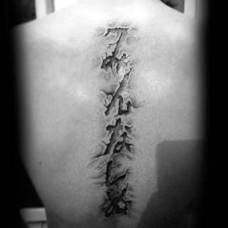 Realistyczny tatuaż wzdłuż kręgosłupa