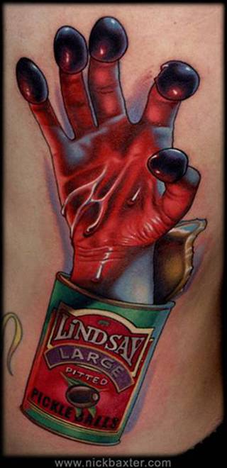 Ręka z oliwkami na palcach wystająca z puszki.