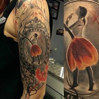 Rękaw z baletnicą zasłoniętą przez kolorowy kwiat.