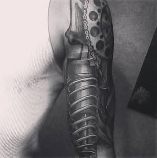 Rękaw z motywami maszynerii i mechanizmów.