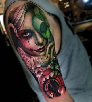 Rękaw z motywami okropnego wesołego miasteczka pogrążonego w horrorze.