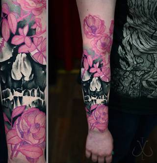 Rękaw z symbolem czaszki oraz wieloma różowymi kwiatami.