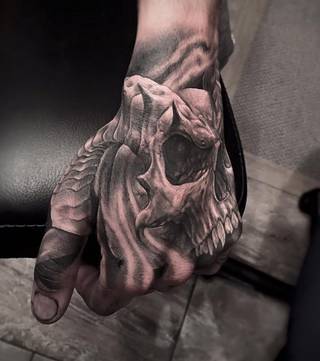 Rogata czaszka na lewej ręce.