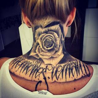 Róża na karku. Autor: Ben Coilworks