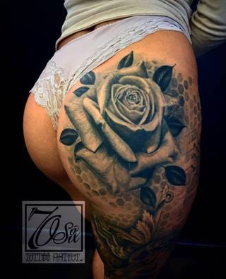Róża na pupie. Wykonanie: studio tatuażu Rockstar Taunton