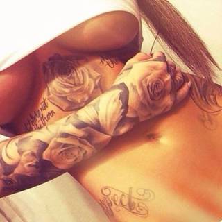 Róża na ręce i pod biustem.