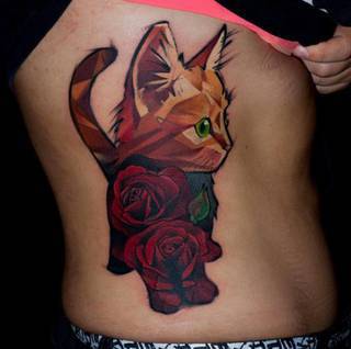 Rudy, zielonooki kociak i kwiaty