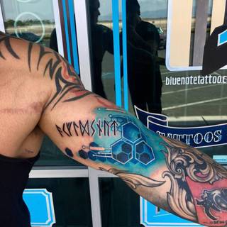 Runy połączone z kolorowym motywem na ręce.