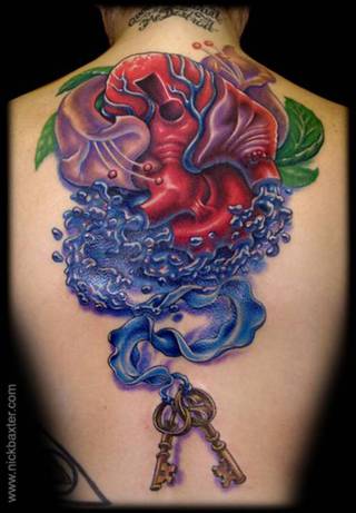 Serce, woda i klucze wytatuowane na plecach.
