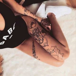 Sexy tatuaże na nogach i ręce.