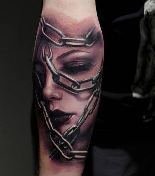 Skuty łańcuchami zadaję sobie pytanie - czym jest moje więzienie?