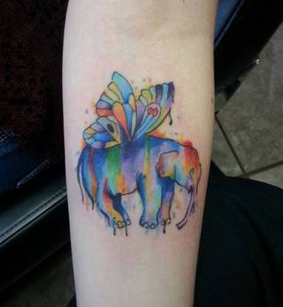 Słoń ze skrzydłami w stylu watercolor.