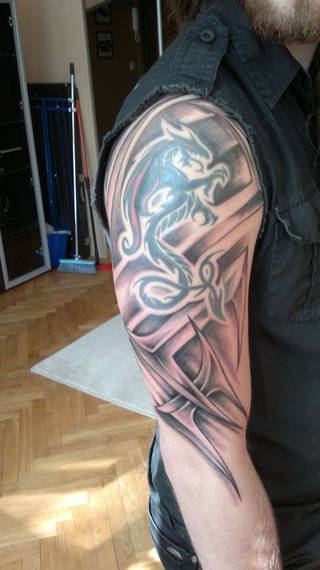 smoczy herb na ramieniu