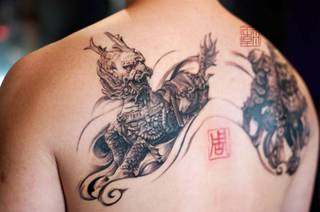 Smoki na łopatkach.