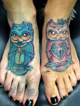 Sowy na stopach. Na jednej niebieska (ma kluczyk do zamka), na drugiej różowa.