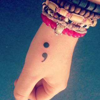 Średnik - to właśnie ten znak powoli staje się symbolem rezygnacji z samobójstwa. Za namową jednej z internautek tatuują go sobie jednak nie tylko ludzie zmagający się z depresją i poważnymi, życiowymi problemami, ale także ci, którzy postanowili ich wspierać.