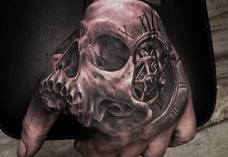 Świetnie wytatuowana dłoń