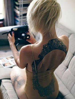 Świetnie wytatuowane kobiece plecy