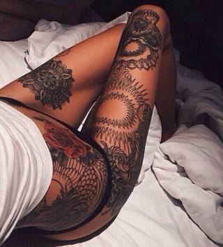 Świetnie wytatuowane nogi i biodro