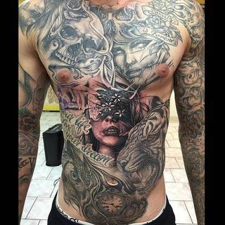 Świetnie wytatuowany tułów. Autor: Ry Tattoomiester