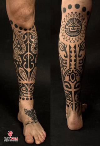 Świetny tatuaż na nodze