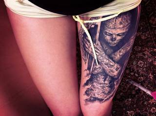Świetny tatuaż na udzie