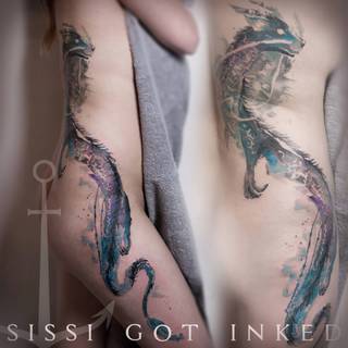 Sylwetka abstrakcyjnego lisa idąca od pleców, przez biodro i udo aż po kolano.