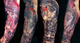 Tatuaż chińskiego smoka na nodze.