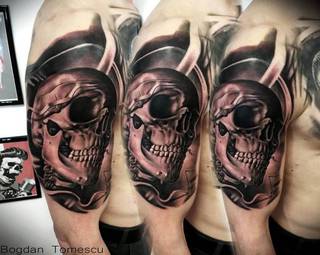 Tatuaż czaszki na ramieniu.