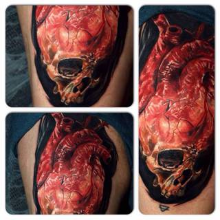 Tatuaż czaszki wyrastającej z serca.