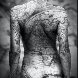 Tatuaż jak mapa. Kojarzy się od razu z podróżami dookoła świata.