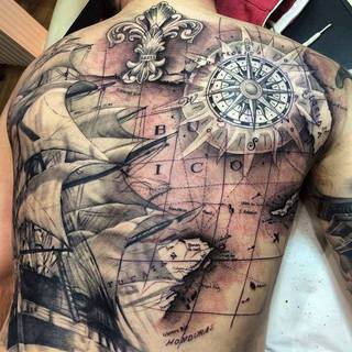Tatuaż podróżnnika w wykonaniu Nico Draya