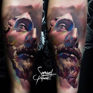 Tatuaż połamanej statui mężczyzny.