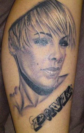 Tatuaż- portret ze znaną wokalistką Pink.