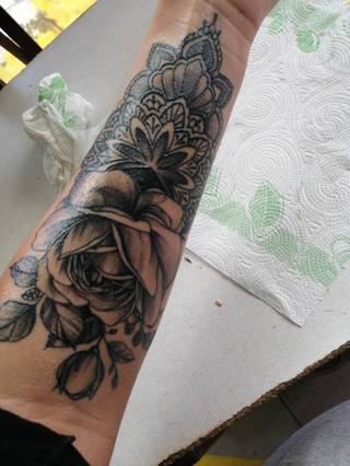 Tatuaż robiłam 7 maja.
Wiem że potrzeba czasu żeby się zagoił ale zastanawiam się czy uwypuklenia w niektórych miejscach to normalna sprawa i czy to zniknie