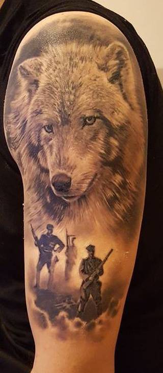 Tatuaż Wilk jako symbol Żołnierzy Wylkętych a w cieniu Żołnierze  .