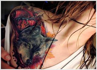 Tatuaż wilka na kobiecym barku