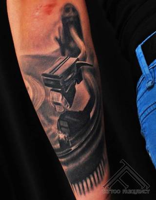 Tatuaż winylu na całą rękę.