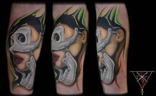 Tatuaż wykonany przez artystę z naszego studia - zapraszamy :)
Studio tatuażu D13 znajduje się w samym sercu Toruńskiej starówki z pięknym widokiem na rynek staromiejski.To kolejne studio jakie prowadzimy pierwsze znajduje sie w Luksemburgu teraz czas na Polske
** Oferujemy **
- Zakrywanie, przerabianie, poprawianie starych tatuaży
- Realizowanie najśmielszych pomysłów na tatuaże
** Gwarantujemy **
- Sterylne warunki
- Atrakcyjne ceny
- Fachową pomoc
- Mnóstwo wzorów i czcionek do wyboru
- Profesjonalne podejście do każdego klienta
- Miłą atmosferę