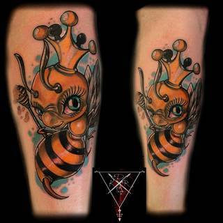 Tatuaż wykonany przez artystę z naszego studia - zapraszamy :) Studio tatuażu D13 znajduje się w samym sercu Toruńskiej starówki z pięknym widokiem na rynek staromiejski.To kolejne studio jakie prowadzimy pierwsze znajduje sie w Luksemburgu teraz czas na Polske ** Oferujemy ** - Zakrywanie, przerabianie, poprawianie starych tatuaży - Realizowanie najśmielszych pomysłów na tatuaże ** Gwarantujemy ** - Sterylne warunki - Atrakcyjne ceny - Fachową pomoc - Mnóstwo wzorów i czcionek do wyboru - Profesjonalne podejście do każdego klienta - Miłą atmosferę
