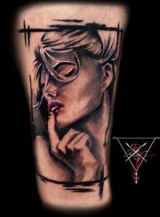 Tatuaż wykonany przez artystę z naszego studia - zapraszamy :) Studio tatuażu D13 znajduje się w samym sercu Toruńskiej starówki z pięknym widokiem na rynek staromiejski.To kolejne studio jakie prowadzimy pierwsze znajduje sie w Luksemburgu teraz czas na Polske ** Oferujemy ** - Zakrywanie, przerabianie, poprawianie starych tatuaży - Realizowanie najśmielszych pomysłów na tatuaże ** Gwarantujemy ** - Sterylne warunki - Atrakcyjne ceny - Fachową pomoc - Mnóstwo wzorów i czcionek do wyboru - Profesjonalne podejście do każdego klienta - Miłą atmosferę